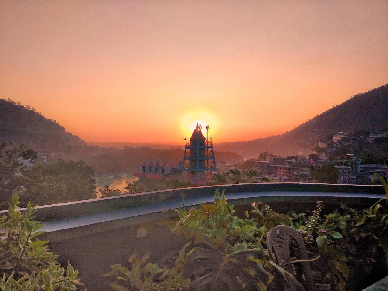 Bunkstay Coworking Hostel & Glamping Rishīkesh Extérieur photo